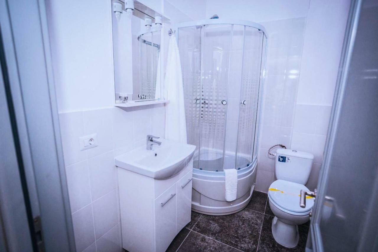 Hotel Glaris Tirgu Frumos エクステリア 写真
